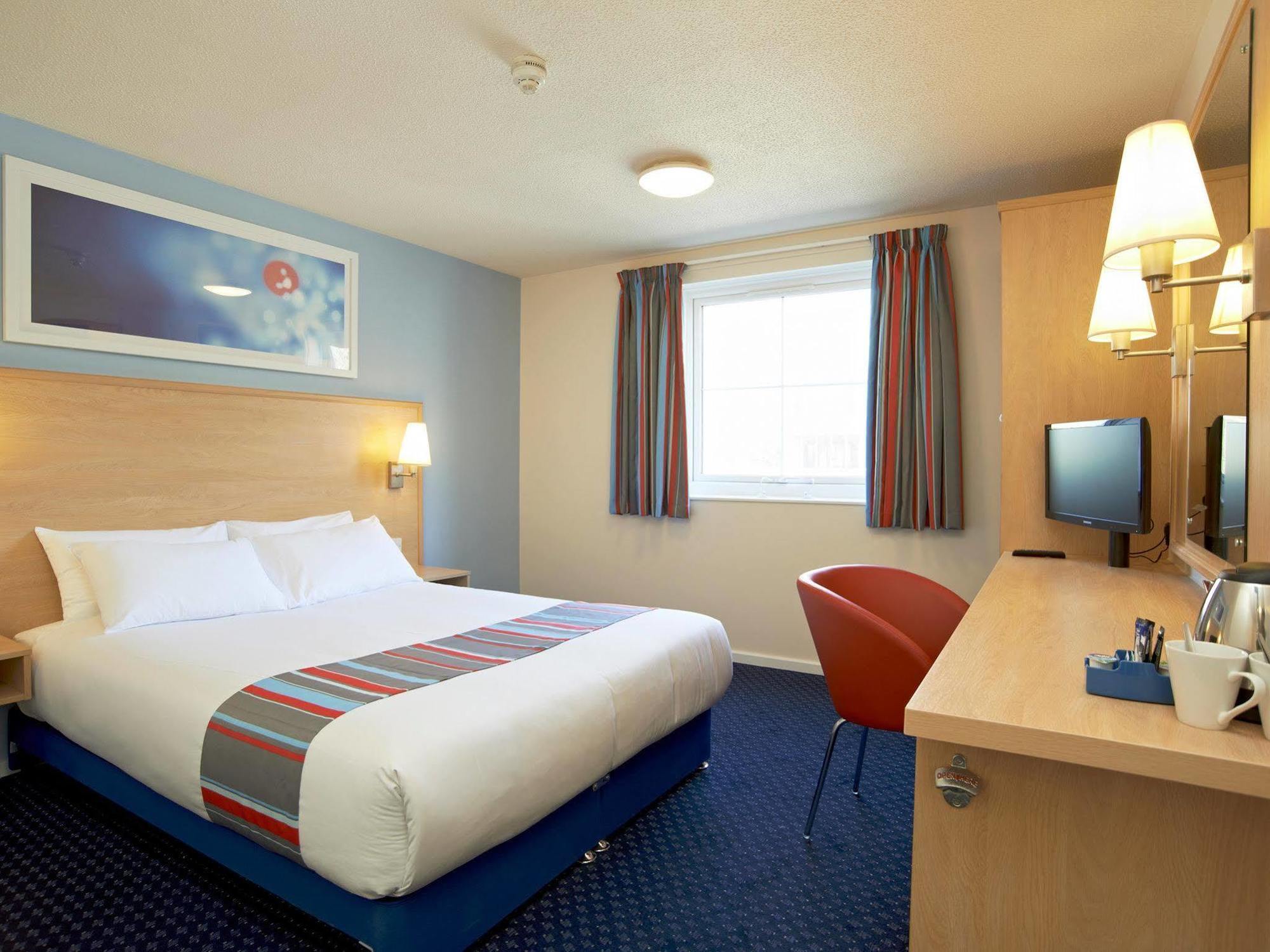 Travelodge Bath Waterside Экстерьер фото